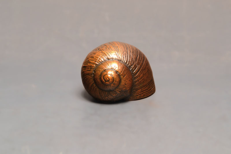 Paul Wunderlich, 1927-2010, Bronzeskulptur, Schnecke, mit Buch: Labyrinthe, Das Werk von Paul Wunderlich, signiert, H. ca. 3.5 cm