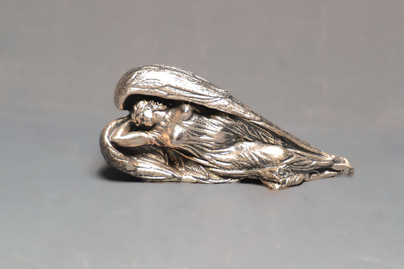 Ernst Fuchs, geb. 1930 Wien, Bronze, Schutzengel, versilbert, im Guss signiert und nummeriert 22, L. ca. 10 cm
