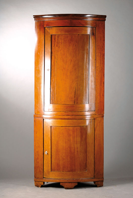 Aufsatzeckschrank, wohl Raum Oldenburg um 1835/40, Biedermeier, auf Rahmen gearbeitet,Mahagonifurnier auf Weichholzkorpus, Teile je 1-türig mit ...
