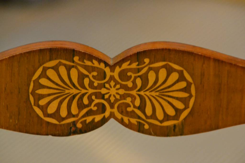 Detail a: Paar Intarsienstühle, süddeutsch um 1830, Spätbiedermeier, Palisander massiv mit Ahornintarsien u. kleiner Kugelfiale, sehr bürgerl. Möbel, neu ...