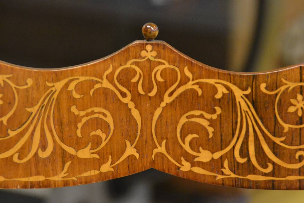 Detail b: Paar Intarsienstühle, süddeutsch um 1830, Spätbiedermeier, Palisander massiv mit Ahornintarsien u. kleiner Kugelfiale, sehr bürgerl. Möbel, neu ...