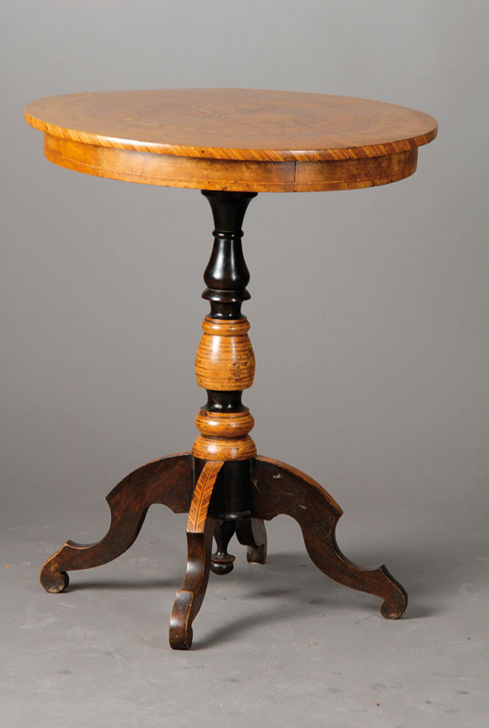 Beistelltischchen, wohl Italien um 1860/70, Platte abklappbar mit Intarsien (diese beschädigt), Gebr.-Sp., H. ca. 76 cm, D. ca. 62 cm