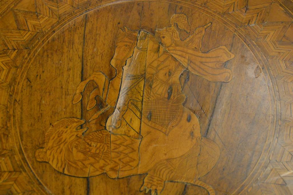 Detail a: Beistelltischchen, wohl Italien um 1860/70, Platte abklappbar mit Intarsien (diese beschädigt), Gebr.-Sp., H. ca. 76 cm, D. ca. 62 cm