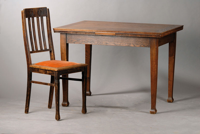 Tisch mit 6 Stühlen, deutsch um 1906/07, Jugendstil, Ausziehtisch Korpus Weichholz, Beine Eiche massiv, dazu 6 Stühle, passend, Eiche massiv, Beine ...