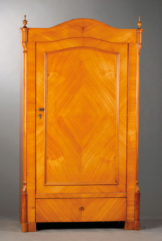 Wäscheschrank, mitteldeutsch um 1860, KorpusWeichholz, Kirschbaumfurnier, Sockelschub, 4 Einlegebretter, Seiten abgeflacht, ...