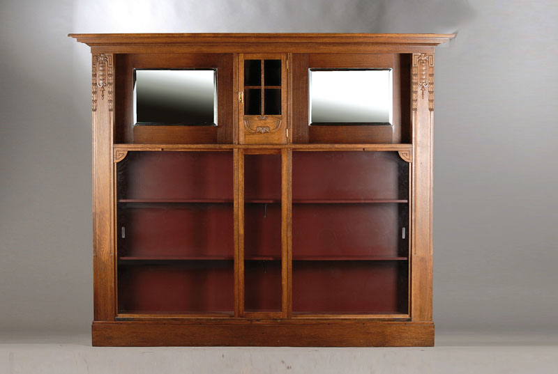 Vitrine, Jugendstil, aus ehemaligem Sofaumbau um 1905, später zur Vitrine umgebaut, Eiche massiv, Kopf 6-fach getreppt, horizontal 3-geteilt, mittig ...