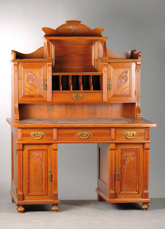 Aufsatzschreibtisch, deutsch um 1905/10, Nussbaum massiv, in sich 3-geteilt, Aufsatz 2-türig, 1-schübig mit 5 Brieffächern und Freifach, ...