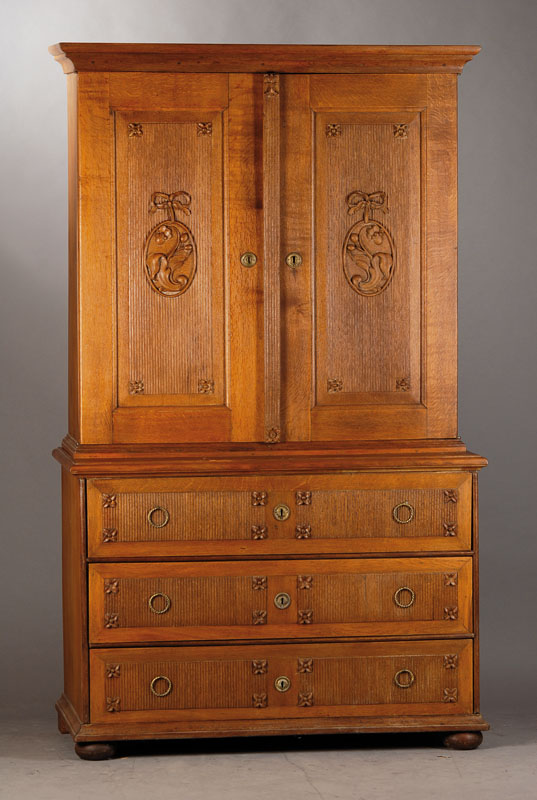 Aufsatzmöbel, wohl Berlin um 1770, Eiche Hirnholz, auf Rahmen gearbeitet, Kassetten gerieft mit erhabenen Rosetten- u. Schleifenschnitzerei ...