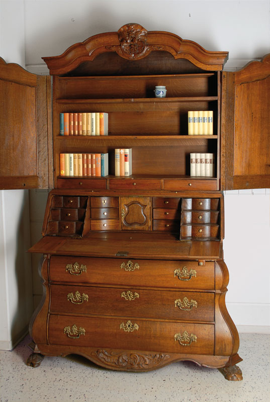 Kabinettschrank, sog. "á deux corps", Holland um 1760/70, Eiche massiv, Unterteil horizontal 3-fach geschweift, Zarge 6-fach geschweift ...