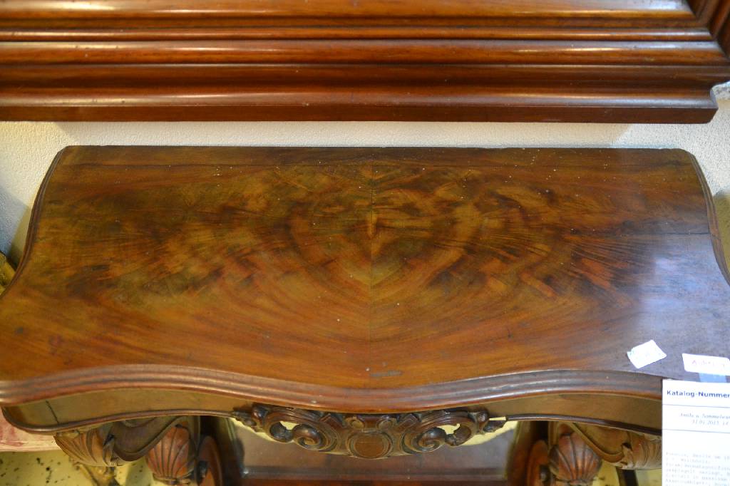 Detail b: Konsole, Berlin um 1835/40, Korpus z.T. Weichholz, Pyramidenmahagonifurnier doppelt gespiegelt verlegt, Beine u. Zierteil in massivem Mahagoni, ...