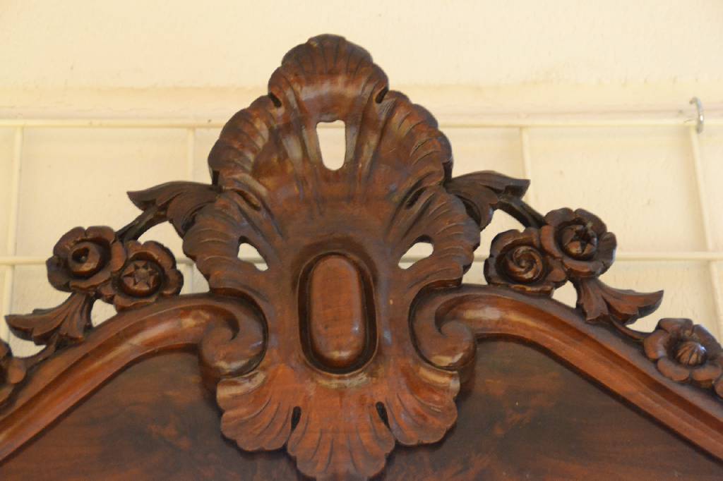 Detail b: Spiegel, Berlin um 1835/40, Mahagoni massiv, innerer Rahmen 4-fach profiliert, Akanthusblattbekrönung in Blütenform, orig. Verspiegelung, selten, ...