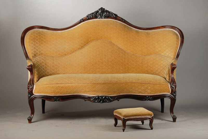 Sofa u. orig. Schemel, Berlin um 1840/45, Palisander massiv, dreifach geschweifte Lehne,diese umlaufend gerieft und mit Akanthusblattbekrönung, ...
