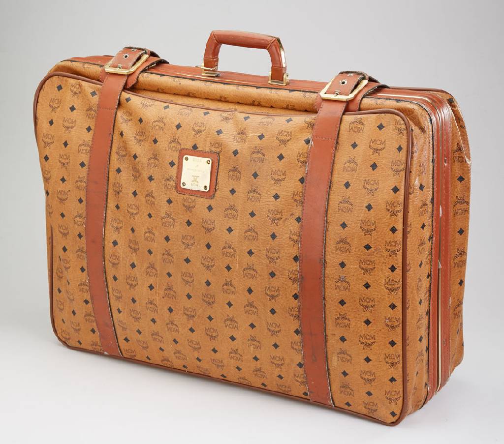 MCM-Reisekoffer, Monogramm Canvas, ca. 46 x 70 cm, starke bis sehr starke Gebr.- Spuren, ehem. Kaufpreis DM 1950.-, besch.