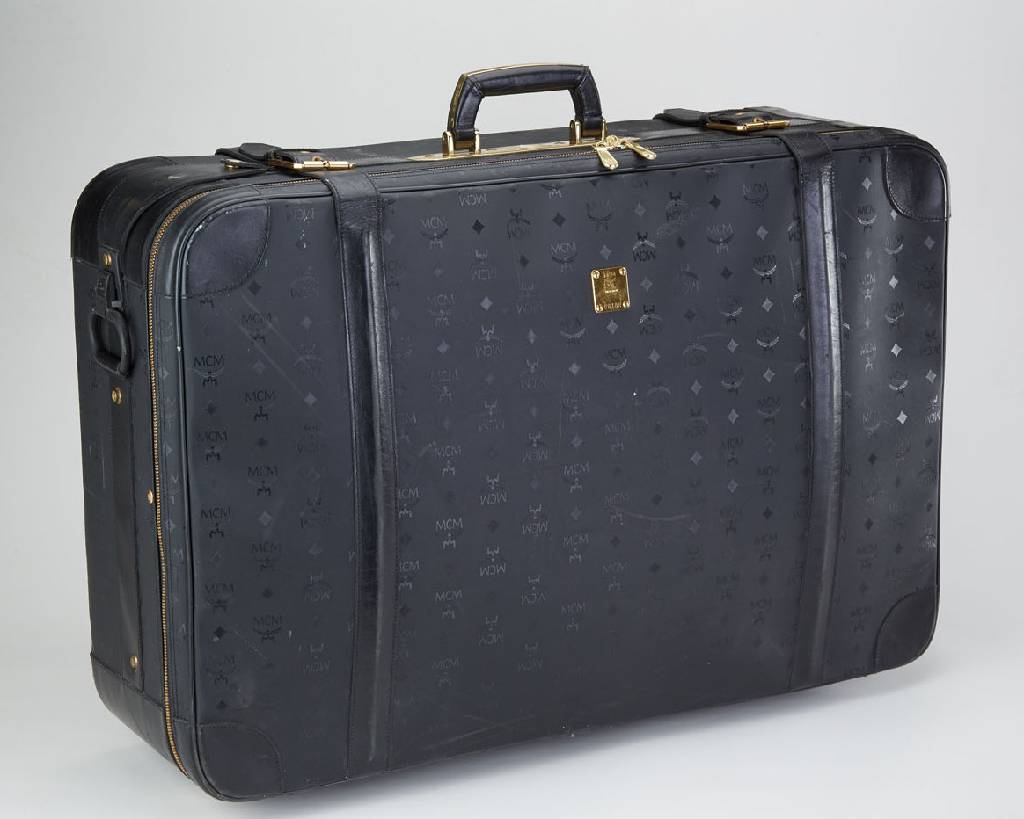 MCM Koffer, schwarzes Monogramm Canvas, ca. 50 x 75 x 24 cm, mit Rollen, z.T. Gebr.- Spuren, z.T. stärker, ehem. NP DM 1990.-