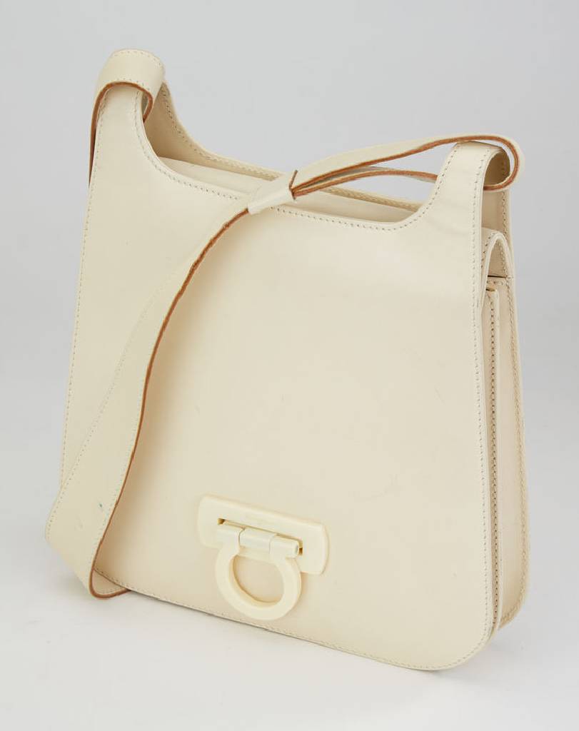 SALVATORE FERRAGAMO Damenhandtasche, beigefarbenes Leder, Bakelitschließe, schwarze Inneneinrichtung mit Reißverschluß- fach, Diebstahlsicherung ...