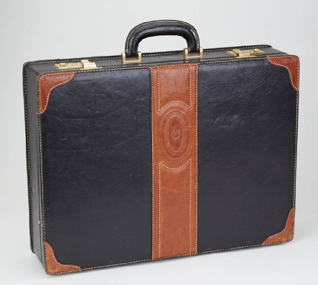 POLLINI Aktenkoffer, schwarzes Leder, mittig aufgelegter brauner Lederstreifen mit POLLINI Emblem, Ecken mit braunem Leder, weiße Nähte, reiche ...