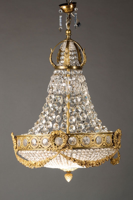 Deckenlampe, Frankreich, um 1920-30, Messingmonturen, reicher facettierter Glasbehang in verlaufenden Perlschnüren, 5 Brennstellen, Elektr. nicht ...
