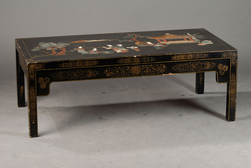 Tisch, China, um 1910-20, Schwarzlack, auf der Platte Landschaft mit Figuren in Goldmalerei und applizierten Halbedelsteinen und Bein, ca. ...