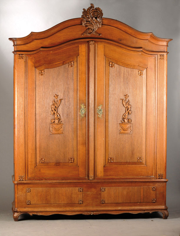 Barockschrank, wohl Berlin um 1770, Eiche Hirnholz, auf Rahmen gearbeitet, Kassetten gerieft mit erhabenen Rosetten- u. Blumenschnitzereien, ...