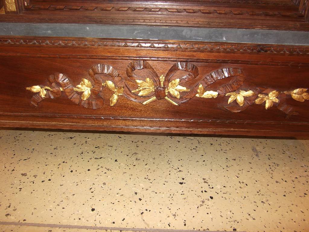 Detail a: Großer Salonspiegel mit Jardiniere, um 1900, Nussbaum reich beschnitzt u. gedrechselt, gold staffierte gestuckte Bekrönung in Form einer Geige u. ...