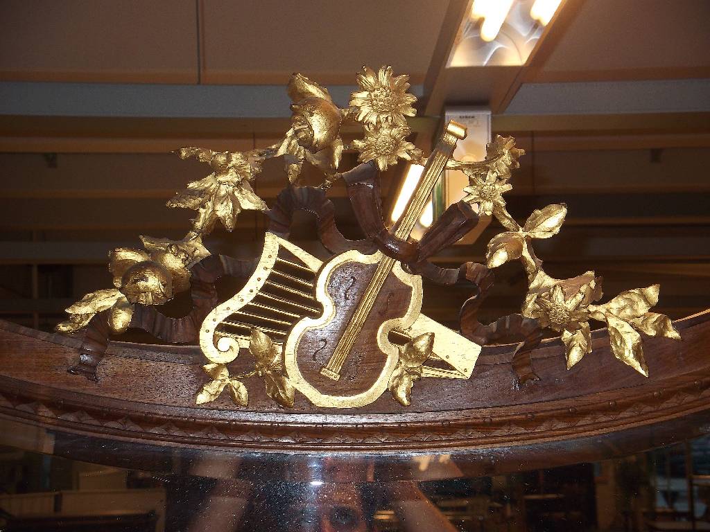 Detail b: Großer Salonspiegel mit Jardiniere, um 1900, Nussbaum reich beschnitzt u. gedrechselt, gold staffierte gestuckte Bekrönung in Form einer Geige u. ...