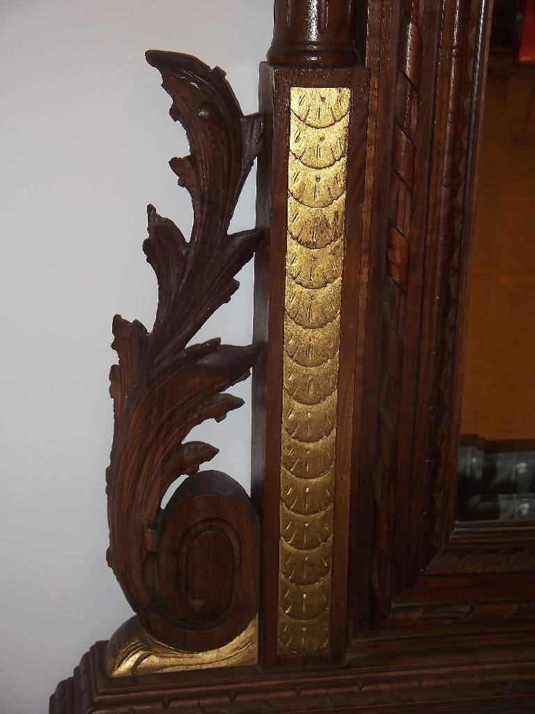 Detail c: Großer Salonspiegel mit Jardiniere, um 1900, Nussbaum reich beschnitzt u. gedrechselt, gold staffierte gestuckte Bekrönung in Form einer Geige u. ...