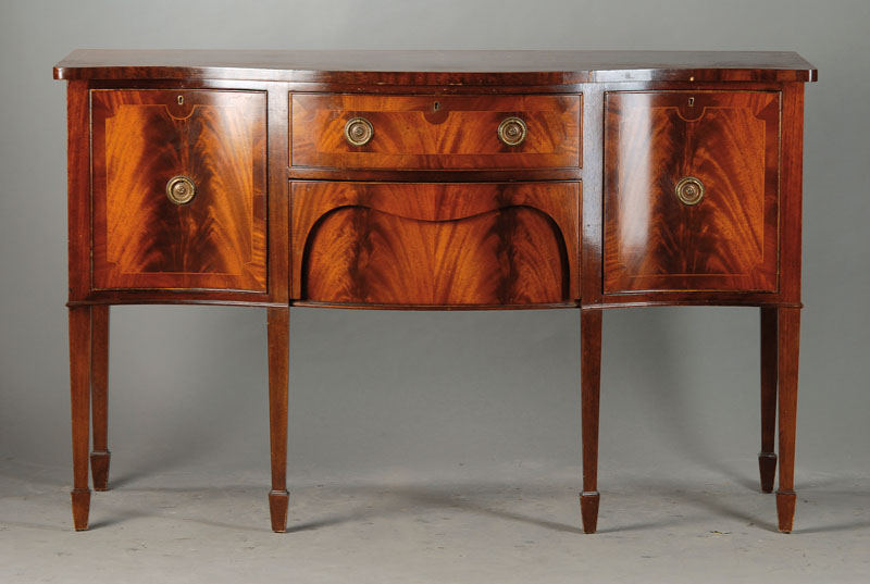 Anrichte, England um 1900, Mahagoni- bzw. Pyramidenmahagonifurnier, 3-fach geschweift, Bandintarsien, 2-türig, 2-schübig, elegant konische Beine, ...