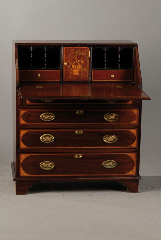 Schrägklappensekretär, England um 1900, Mahagoni massiv u. furniert, Schreibplatte mitBlumenbukett-Marketerie, 4-schübig mit Faden- u. ...