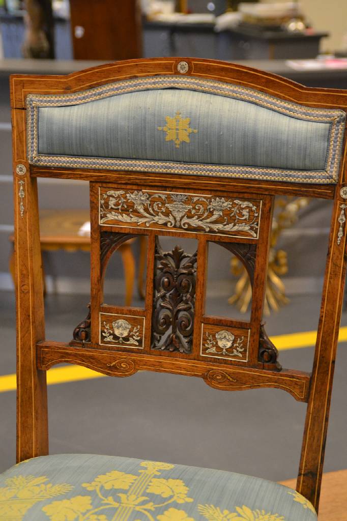 Detail a: Paar Stühle, England um 1870, Viktorianisch,Palisander massiv, feine Fadenintarsien in Ahorn, florale Marketerie in Bein, Durchbrucharbeit, ...