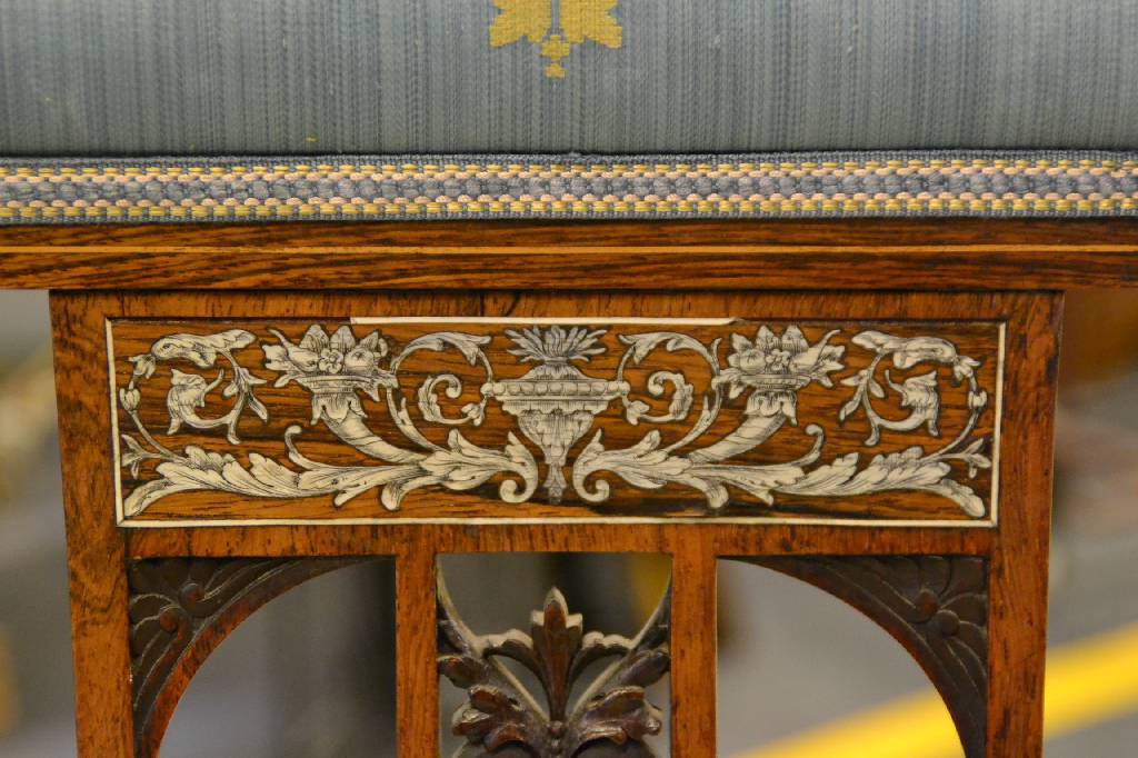 Detail b: Paar Stühle, England um 1870, Viktorianisch,Palisander massiv, feine Fadenintarsien in Ahorn, florale Marketerie in Bein, Durchbrucharbeit, ...