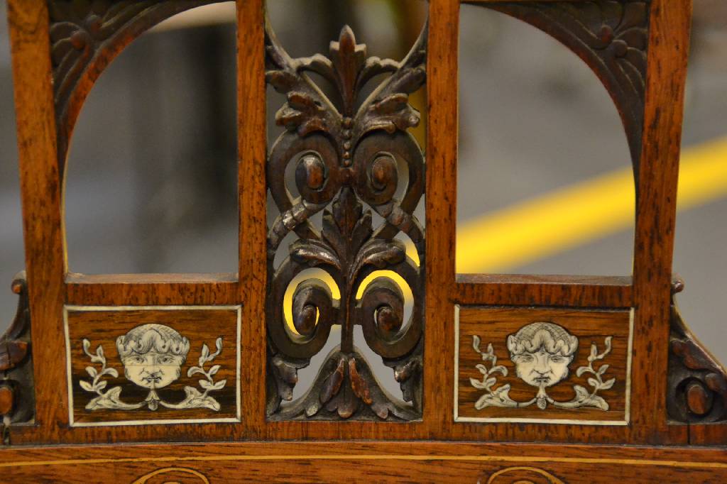 Detail c: Paar Stühle, England um 1870, Viktorianisch,Palisander massiv, feine Fadenintarsien in Ahorn, florale Marketerie in Bein, Durchbrucharbeit, ...