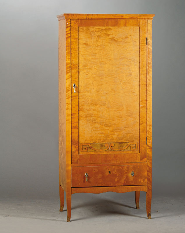 1-türiger Schrank, deutsch um 1905/06, Birkefurnier auf Weichholzkorpus, 1-türig einfach kassettiert mit abstrakter Flachschnitzerei, Innen 3 ...