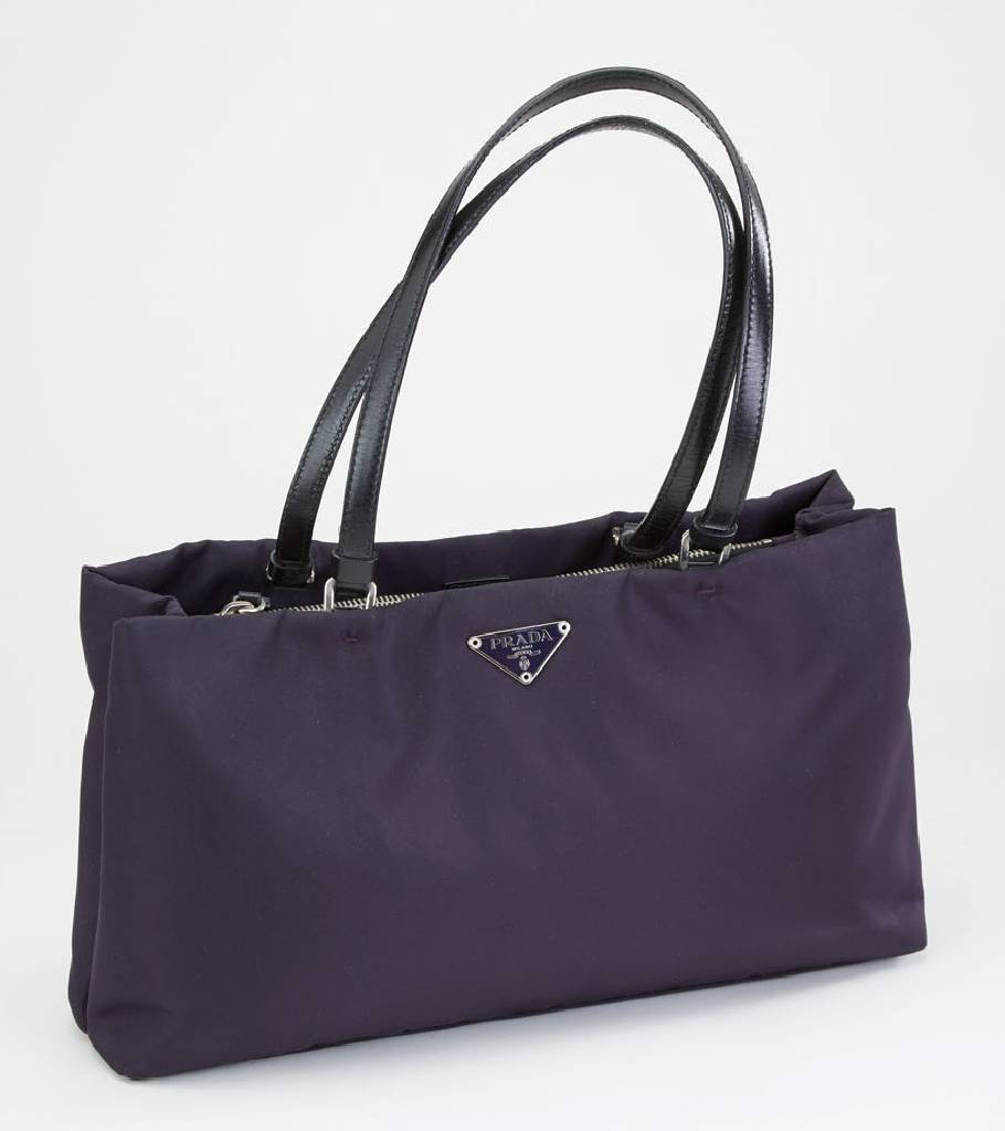 PRADA Tasche, blaues Nylon, 2 große Innenfächer mit weiterem Innenfach mit Reißverschluß, Druckknöpfe, 2 schwarze Tragehenkel, Prada-Emblem, ...
