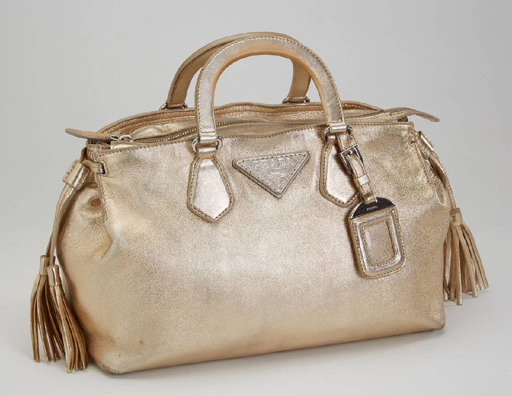 PRADA Handtasche, goldfarb. Leder, 2 Trage-henkel (mit Abrieb), seitl. Quastenabhängungen, Prada Milano Emblem, abnehmbarer Schulter- gurt anbei, ...