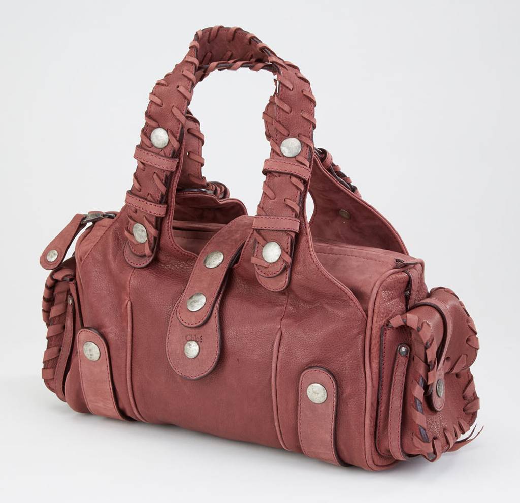 CHLOE Handtasche, beerenfarb. Büffelleder und Kalbsleder, 2 Tragehenkel, seitl. 2 aufges.Taschen, Applikationen aus Lederschnüren, Chloe Prägung, ...