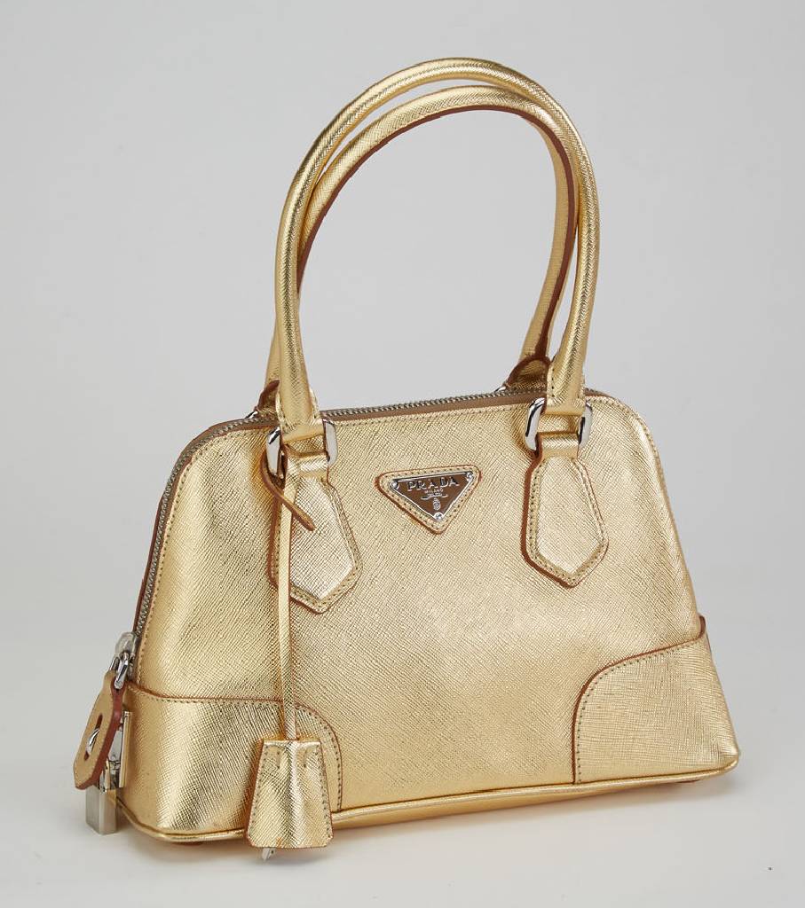 PRADA Handtasche, goldfarb. Saffianoleder, 2 Tragehenkel, Prada Milano Emblem, Schloss und Schlüssel anbei, innen champagnerfarb. Stoff mit Prada ...