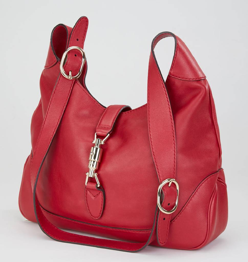 GUCCI Schultertasche, karminrotes Glattleder, Schulterriemen verstellbar, Schließe mit Gucci Schriftzug, innen beigefarb. Leinenstoff, ca. 31 x 26 ...