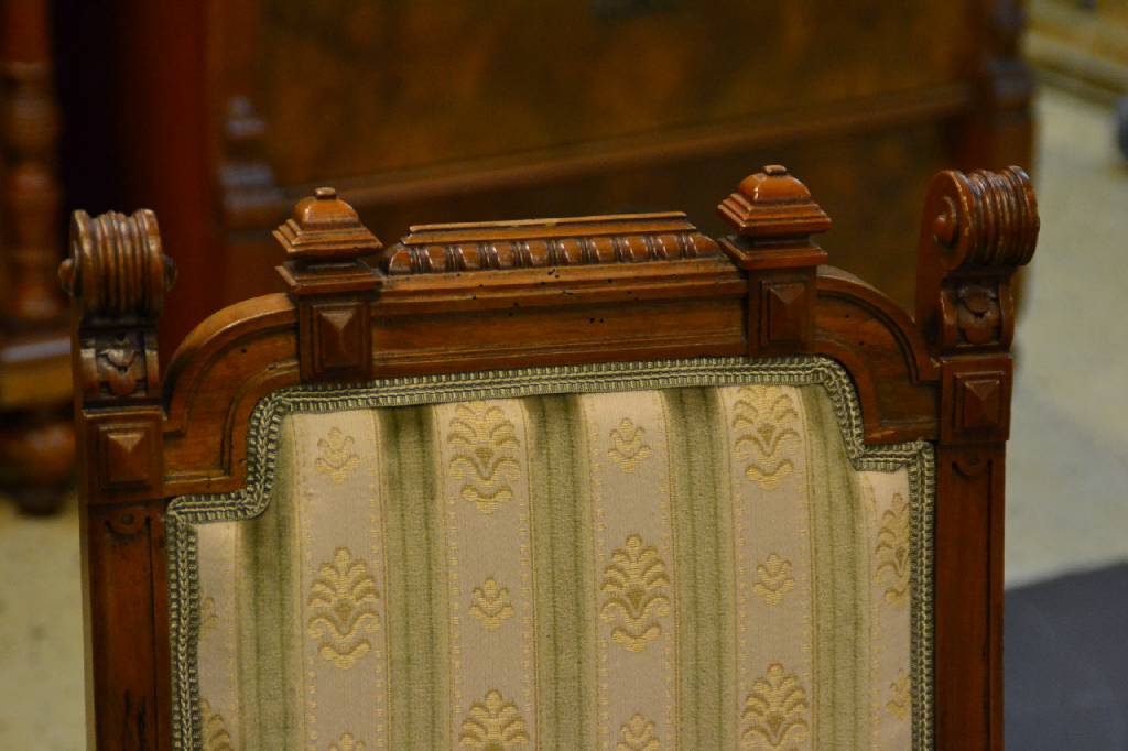 Detail a: Paar Stühle, deutsch um 1880/90,Nussbaum massiv, Lehne mit sehr typischer Ornamentik, Reste alten Wurmbefalls, guter Zustand, Gebr.-Sp., H. ca. 92 ...