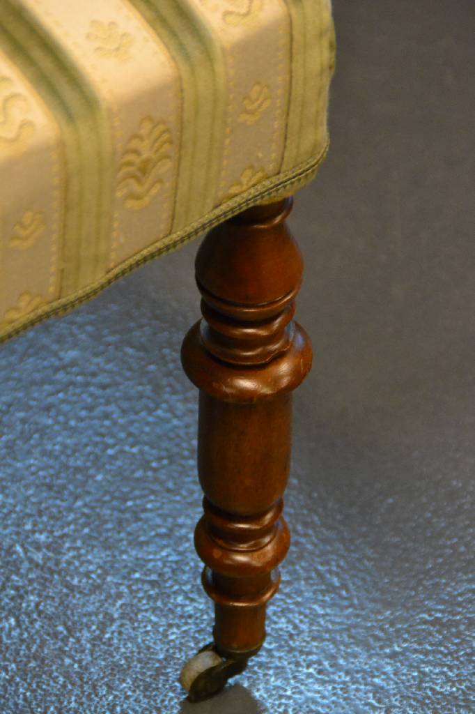 Detail b: Paar Stühle, deutsch um 1880/90,Nussbaum massiv, Lehne mit sehr typischer Ornamentik, Reste alten Wurmbefalls, guter Zustand, Gebr.-Sp., H. ca. 92 ...