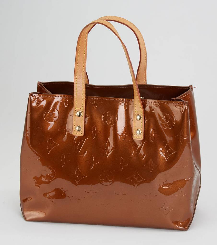 Kleine LOUIS VUITTON Handtasche, Mongram Vernis, bronzefarb., 2 Tragehenkel, innen brauner Stoff, ca. 22 x 17 x 10 cm, sehr guter Erhaltungszustand, ...