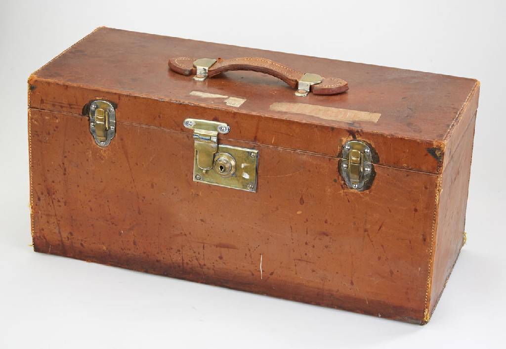 Koffer Joseph Braham, um 1900/10, braunes Rindsleder von hervorragender Qual., sehr langlebig, Orig.-Innenausstattung, ca. 27 x 58 x 25 cm, mit ...