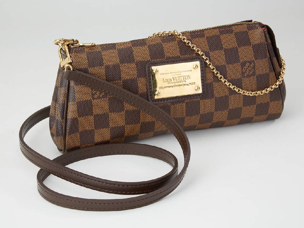 LOUIS VUITTON, Eva Pochette, Damier Canvas, Lederbesätze, Textilinnenfutter in Rot, goldfarb. Messingbeschläge, abnehmbarer Lederriemen und ...