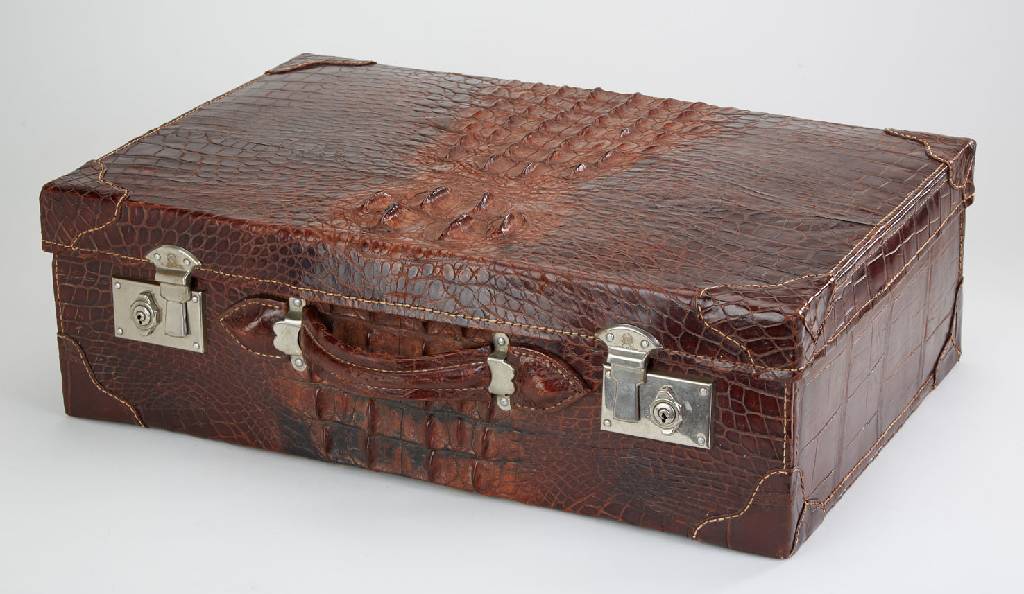 Koffer aus Krokoleder, braunes Leder, Verarbeitung von Rückenpartien auf Vorder- und Rückseite, innen mit Einschubfach in Deckel, ca. 61 x 40 x 19 ...