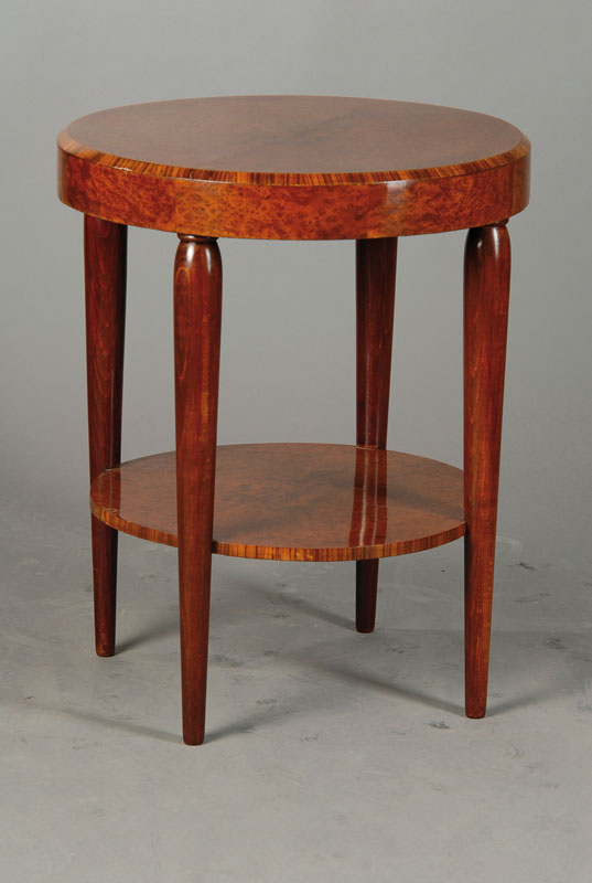 Beistelltischchen, Frankreich um 1930, lebendiges Wurzelholzfurnier, Kanten abgeflacht, konische Beinchen, untere Ablagefläche, guter Zustand, l. ...