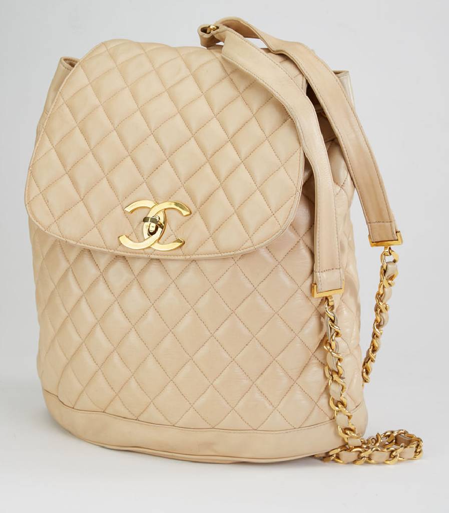 CHANEL Rucksack, beiges Leder, gesteppt, Chanel Emblem verg., Trageriemen z.T. mit Kette, Innentasche mit Reißverschluss, Zugband, l. Gebr.-Spuren ...