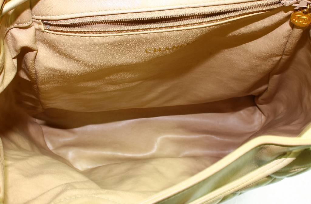 Detail a: CHANEL Rucksack, beiges Leder, gesteppt, Chanel Emblem verg., Trageriemen z.T. mit Kette, Innentasche mit Reißverschluss, Zugband, l. Gebr.-Spuren ...