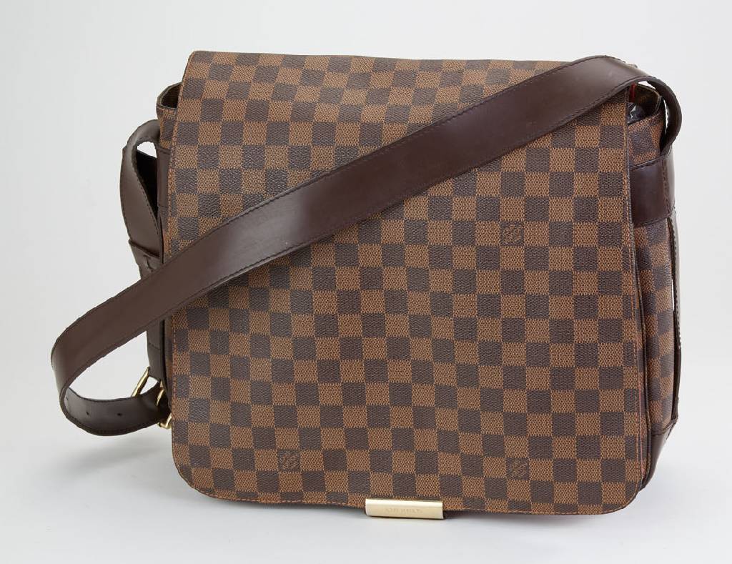 LOUIS VUITTON Herrenumhängetasche Damier EbeneBastille, Interieur mit rotem Canvas ausgekleidet, großes Innenfach, 1 Seitenfach innen und 3 ...