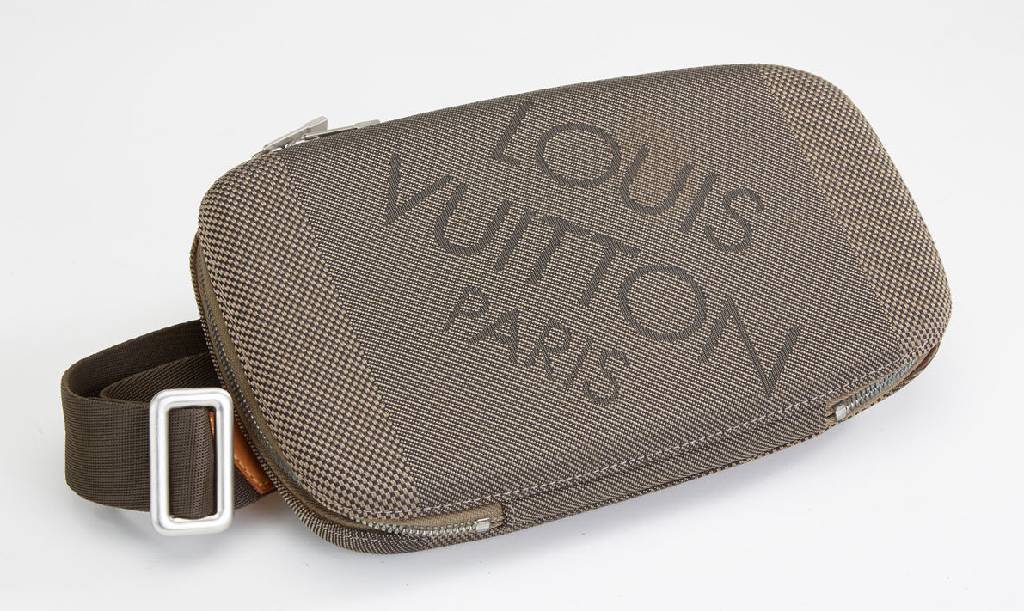 LOUIS VUITTON Herrenumhängetasche Damier Canvas Mage Terre, oliv/beigef. Canvas mit Louis Vuitton Paris Schriftzug, 4 Innenfächer,davon 1 mit ...