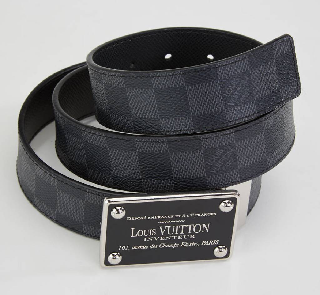 LOUIS VUITTON Herrenwendegürtel Damier Graphite, Außenseite Damier Canvas, Innenseite Taiga Leder, große Metallschließe inspiriert von dem Louis ...