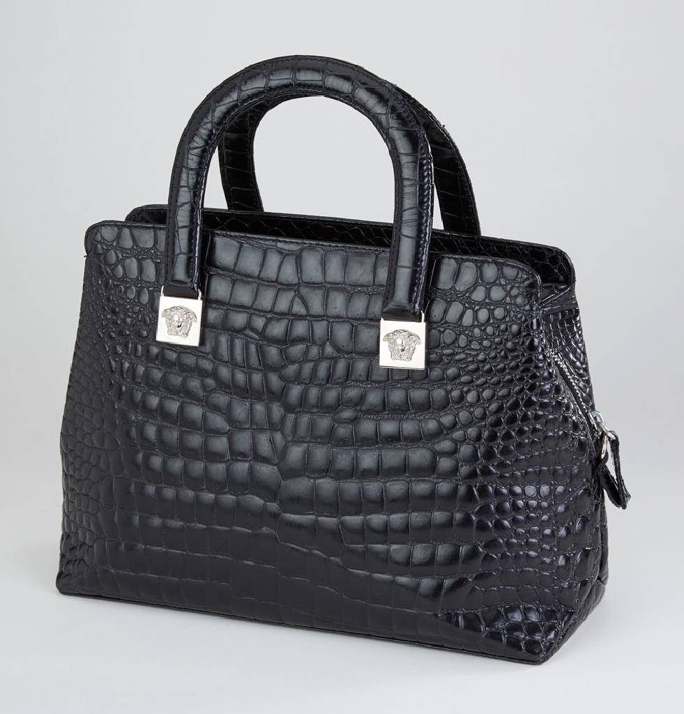 VERSACE Tasche, schwarzes Leder mit Kroko- prägung, Umhängeriemen abnehmbar, 2 Trage- griffe, Abschlüsse mit jeweils plastischem Versace ...
